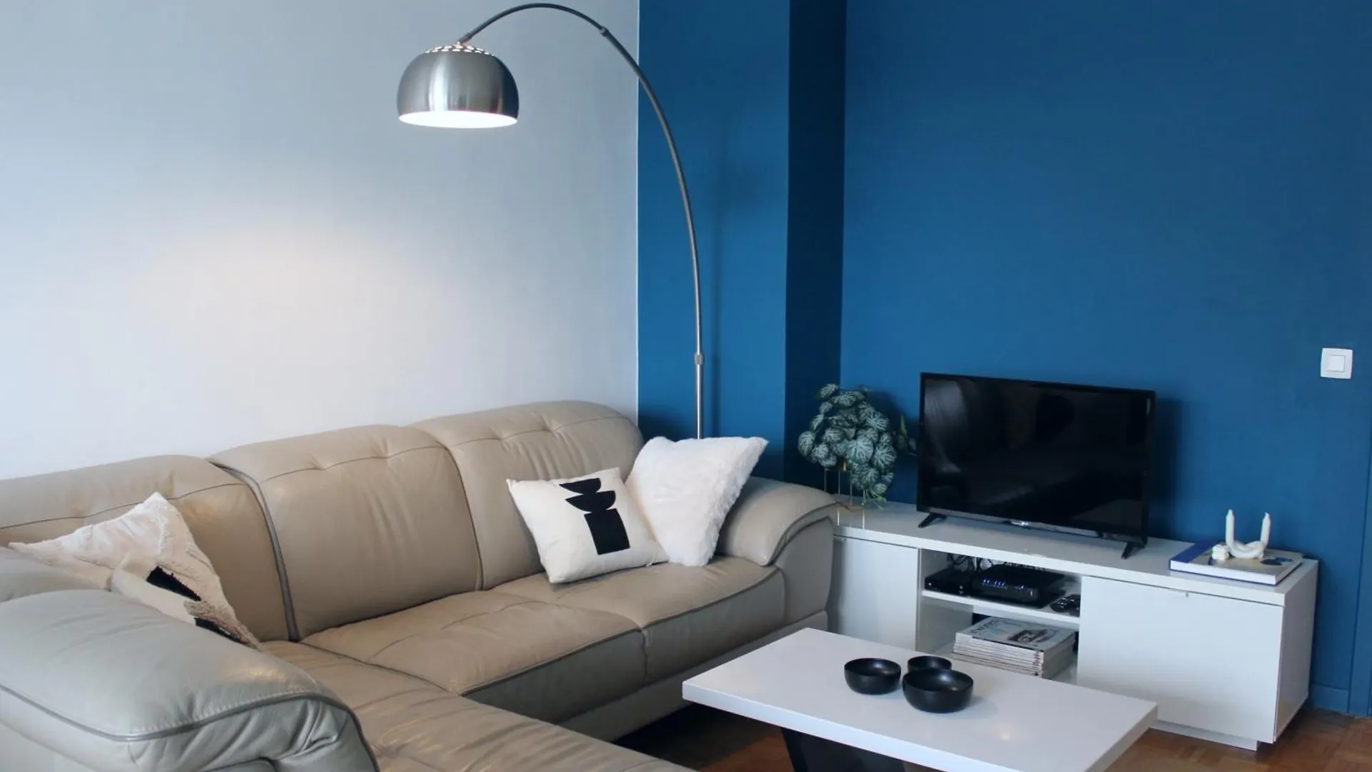 Sunny Apartment + Free Parking Antwerp Belgium