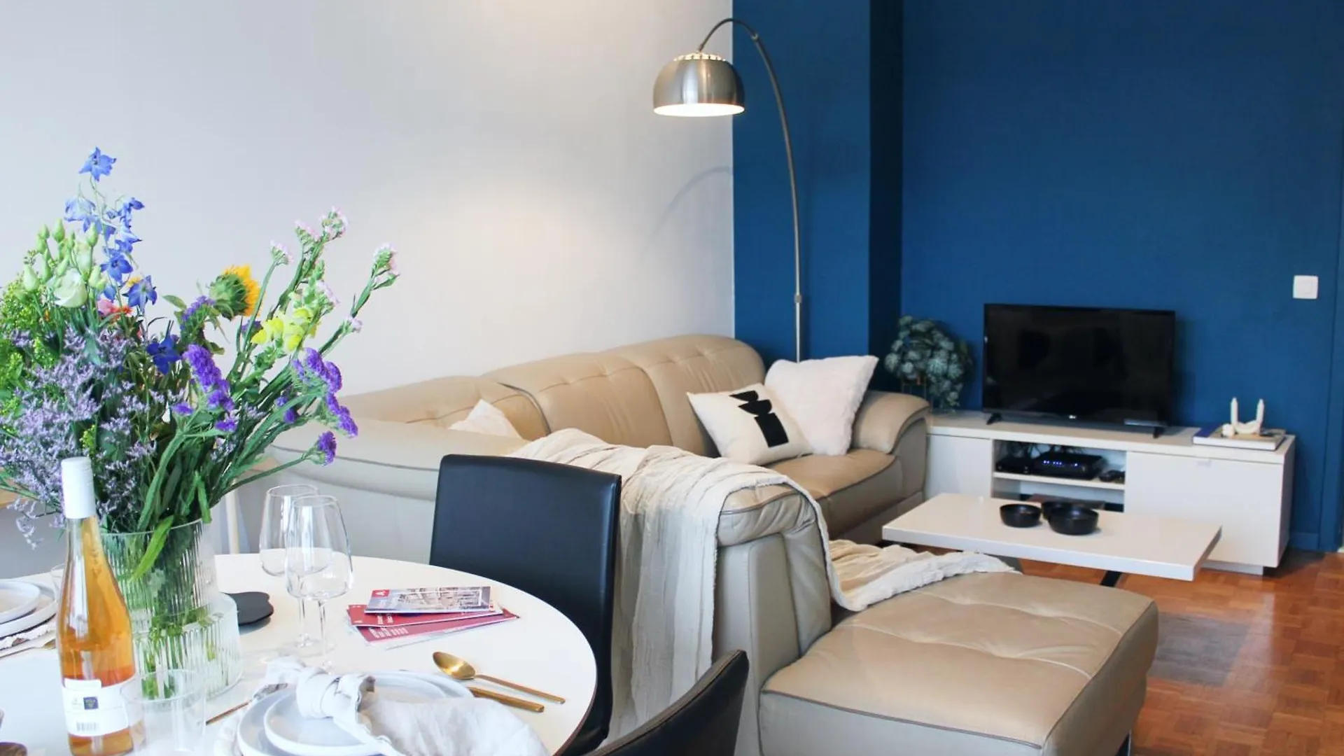 Sunny Apartment + Free Parking Antverpy Belgie